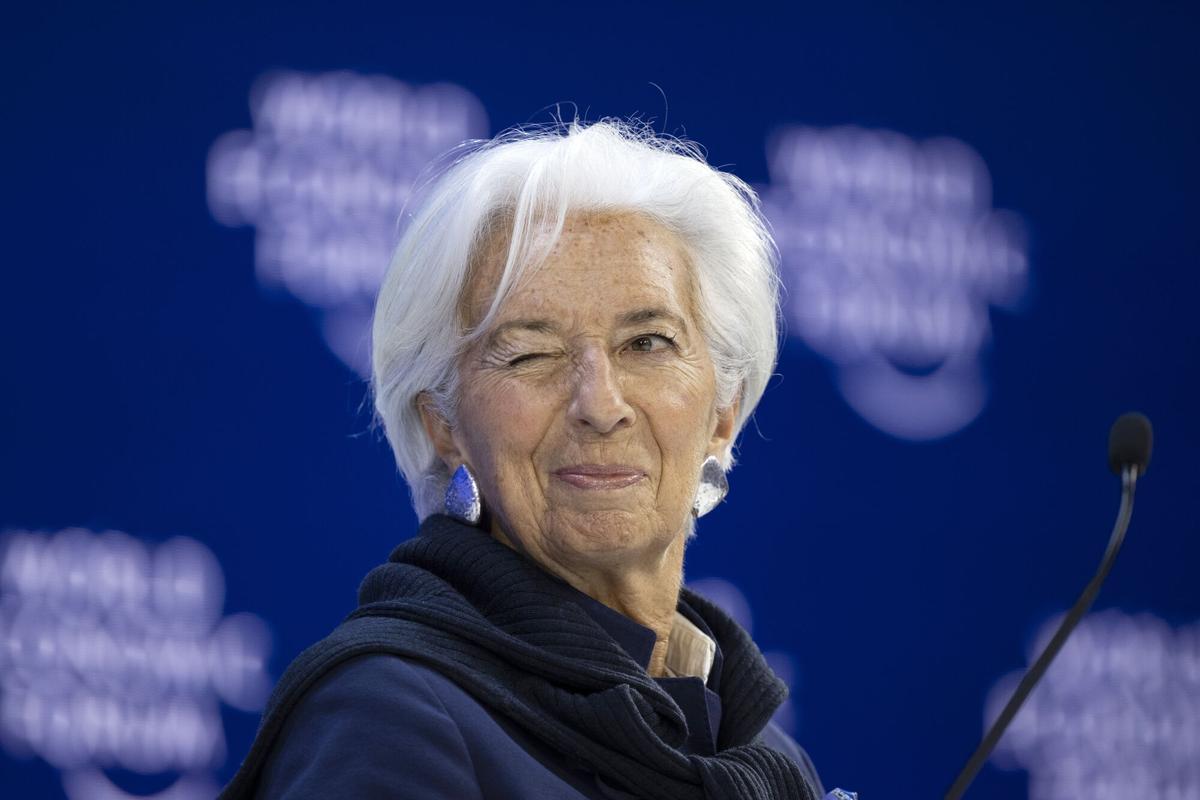 Christine Lagarde, presidenta del Banco Central Europeo (BCE), asiste a una sesión plenaria en la jornada de clausura de la 56.ª reunión anual del Foro Económico Mundial (FEM) en Davos, Suiza, el 23 de enero de 2026.