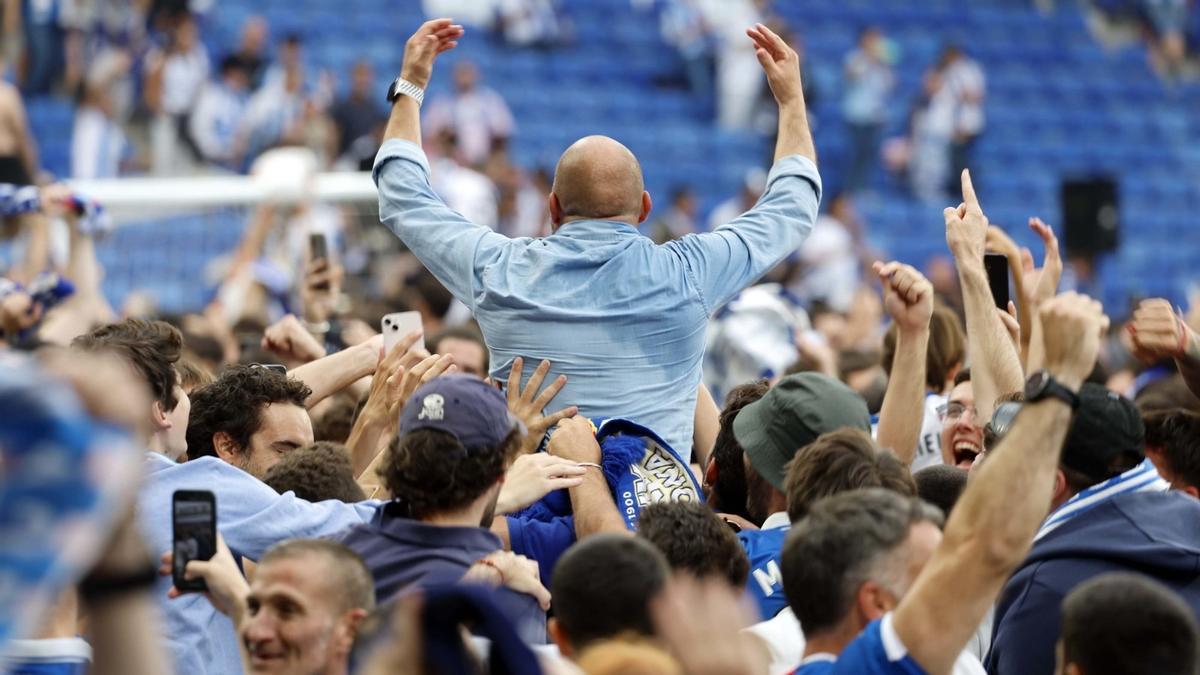 Manolo González, el técnico del Espanyol, festeja con la afición perica el ascenso a Primera tras ganar al Oviedo.