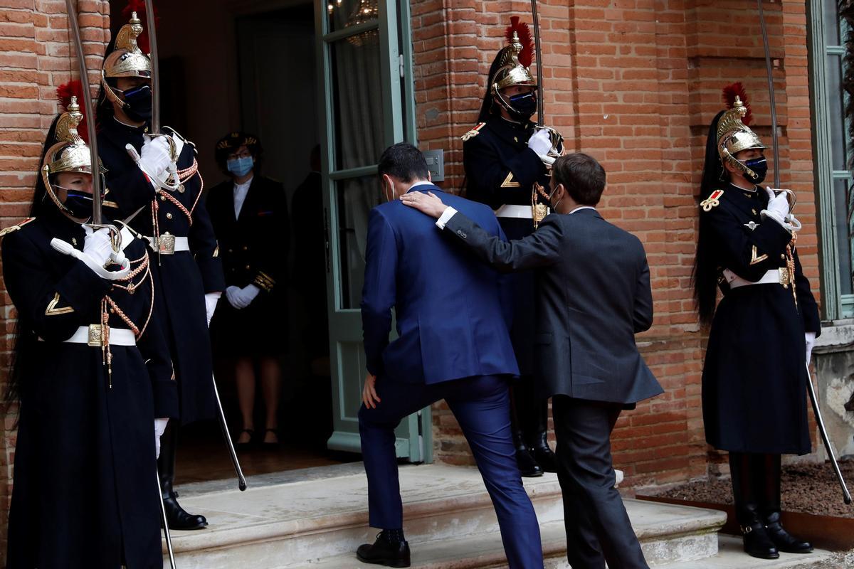 El presidente del Gobierno, Pedro Sánchez, con el presidente de la República francesa, Emmanuel Macron, en la cumbre de los 27 que este marzo se celebró en Versalles.