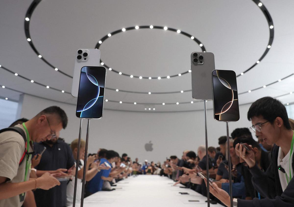 Usuarios de Apple prueban los nuevos Iphone 16 en el evento anual de la compañía, en Cupertino (California)