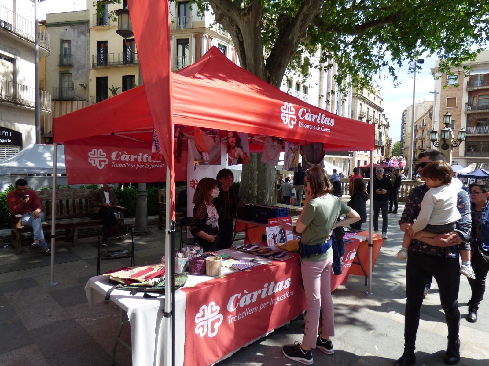 Figueres bull de gent amb les fires de carrer del Menestral