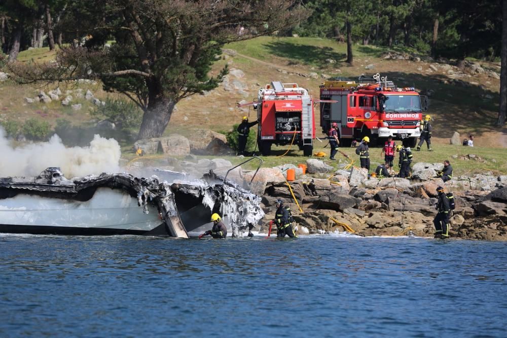 Arde un catamarán de pasajeros en A Toxa