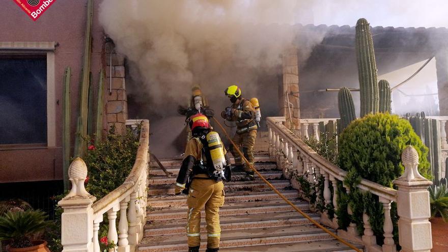 Los bomberos, al llegar al chalé, de tres plantas y sótano en Matola