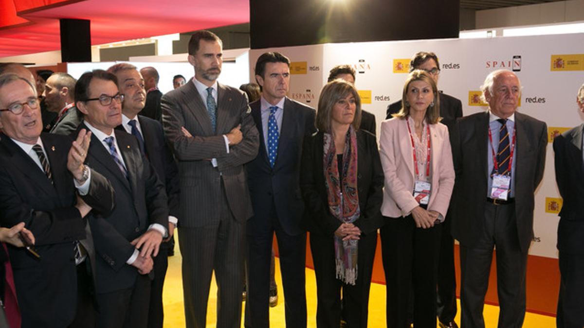 Foto de las autoridades  (entre ellos, la alcaldesa de L'Hospitalet, Núria Marín) junto a Felipe VI durante la inauguración del MWC.