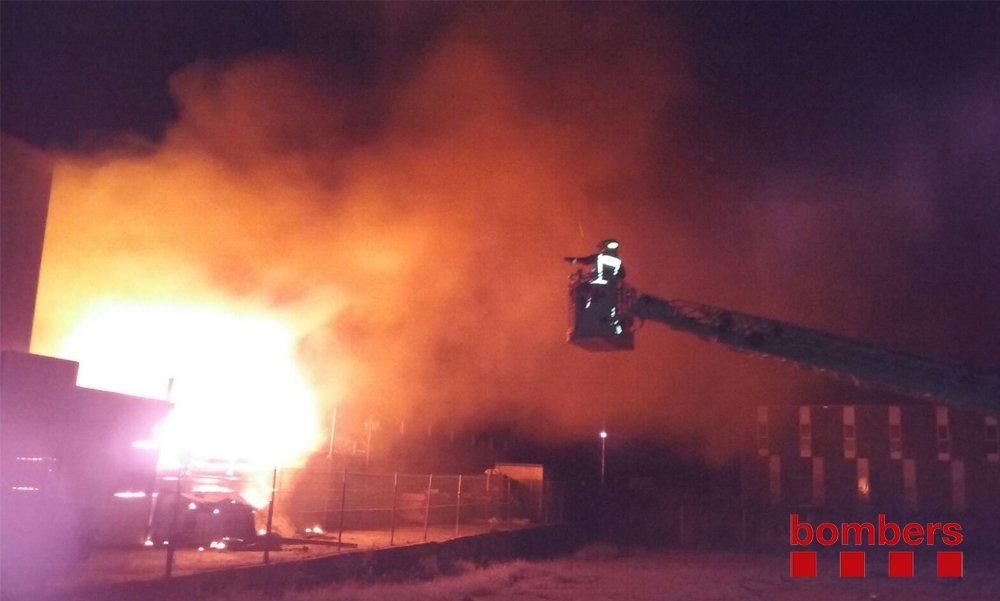 Incendi en una planta de reciclatge a Vilamalla