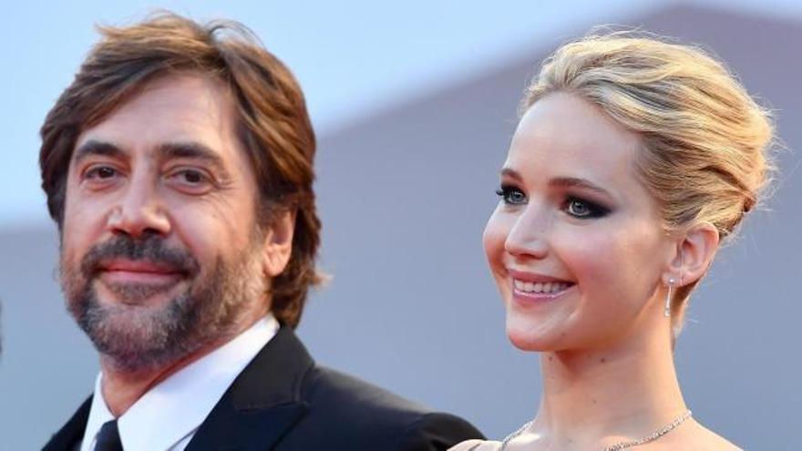 Javier Bardem y Jeniffer Lawrence se dan un baño de multitudes en Venecia