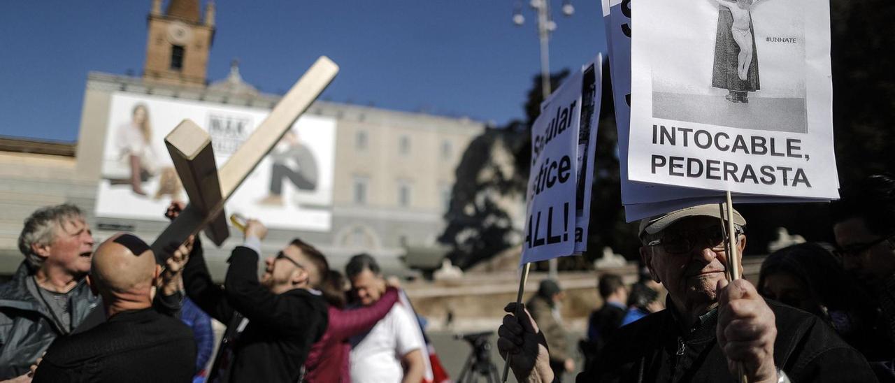 Un grupo de personas 
protesta contra los casos
de pederastia en la Iglesia.  efe