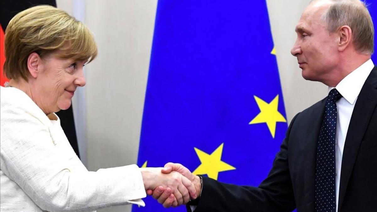 Merkel y Putin estrechan las manos tras el encuentro quye han mantenido en la ciudad rusa de Sochi.