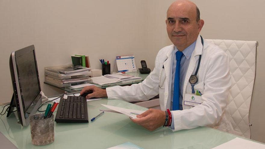 El doctor Jorge Contreras, en su consulta de Magna Clinic.