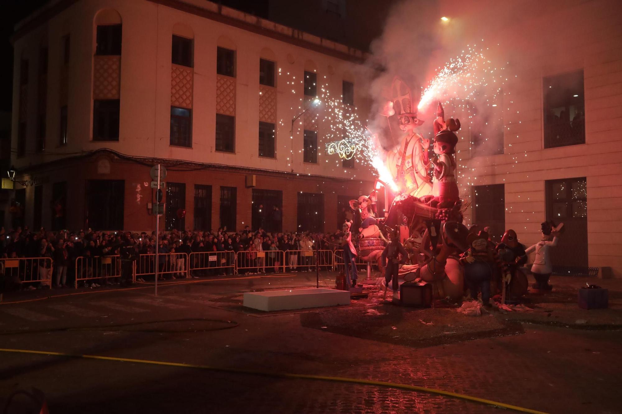 Galería de fotos de la 'cremà' de las Fallas de Burriana 2024