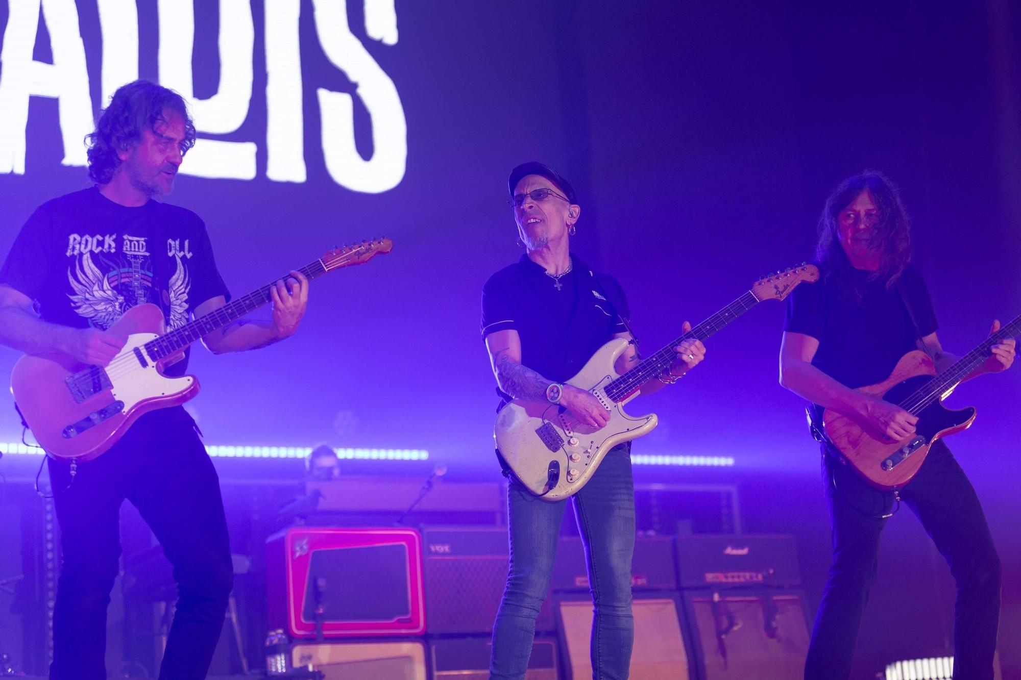 El Multiusos Fontes do Sar a los pies de Fito y sus fitipaldis