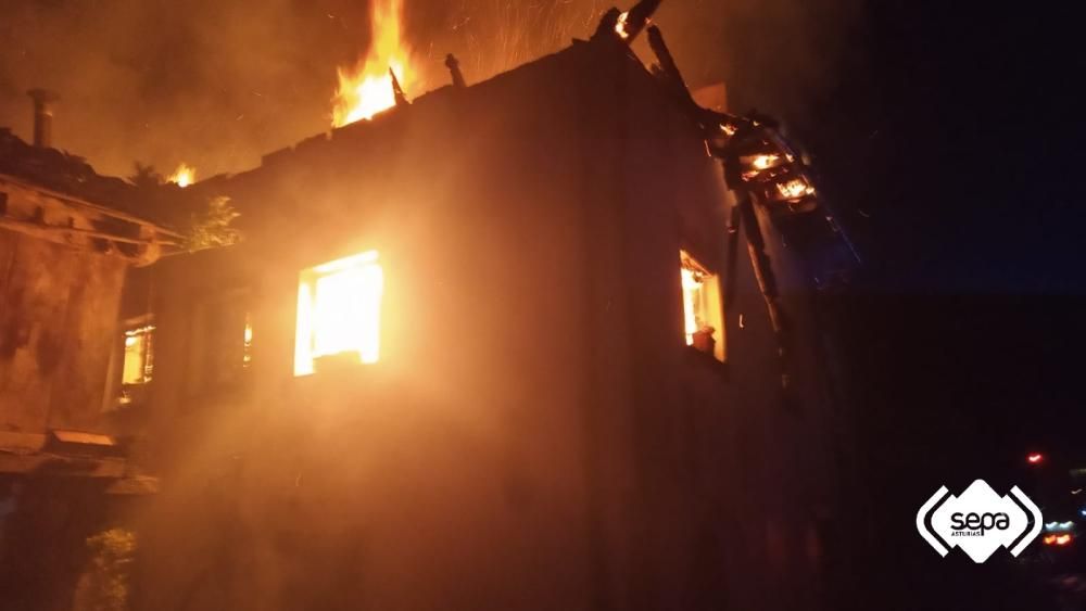 Un incendio calcina por completo una casa en Cangas de Onís.