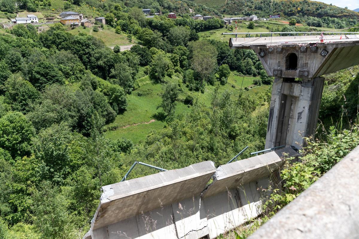 Desprendimiento en el puente de la A-6 entre Pedrafita y León