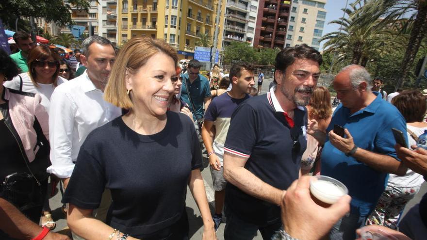 María Dolores de Cospedal en la última mascletà de las Hogueras 2018 acompañada por César Sánchez, presidente de la Diputación.