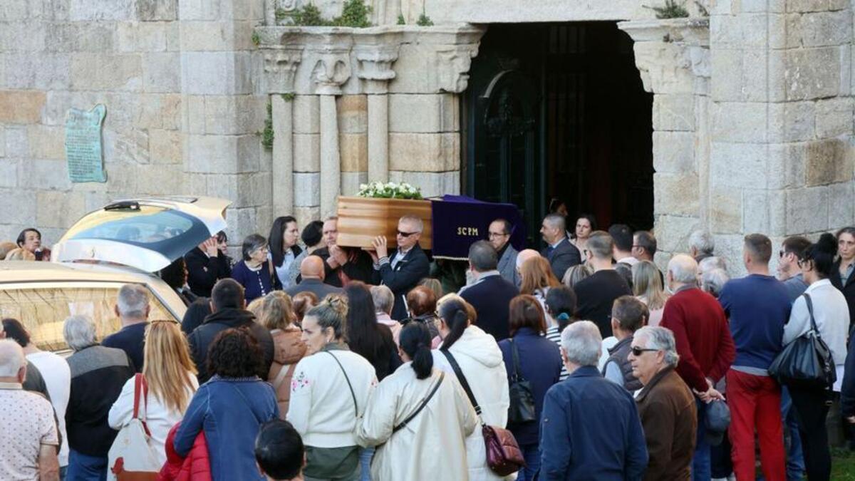 Familiares, amigos y vecinos de Baiona dieron el último adiós a Estela en una multitudinaria despedida en la Colexiata de Baiona