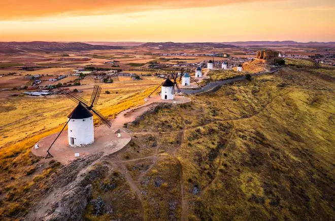Los secretos de La Mancha sin Quijote: Humedales, restaurantes vanguardistas y viñedos infinitos