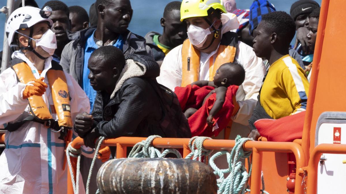 Llegada de un grupo de migrantes, entre ellos varios menores, al muelle de Arguineguín, en Gran Canaria.