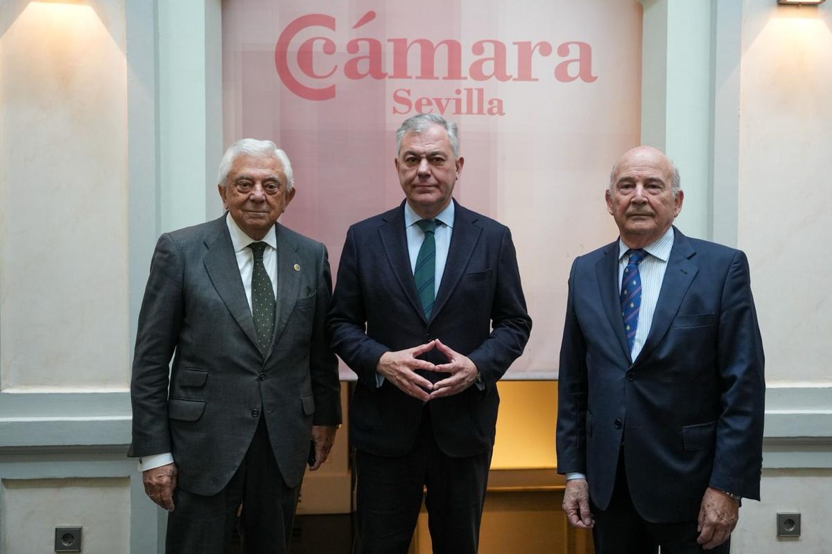 El alcalde de Sevilla, José Luis Sanz, con Francisco Herrero y Julio Cuesta