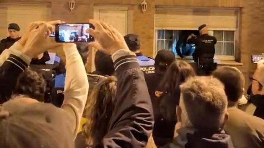 El pueblo de Asturias que hizo un "Fuenteovejuna" contra los okupas: recuperan la casa de un anciano allanada mientras estaba en el hospital