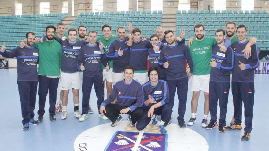 La plantilla del Cangas hace ayer el signo de la victoria tras el último entrenamiento en O Gatañal. // S.Á.