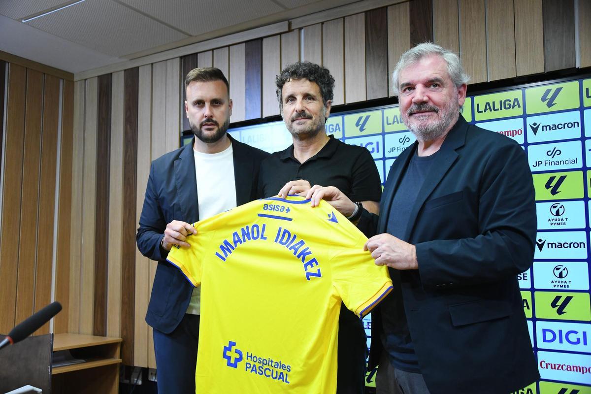 Imanol Idiakez posa junto a Juan Cala y Manuel Vizcaíno en su presentación como nuevo entrenador del Cádiz.