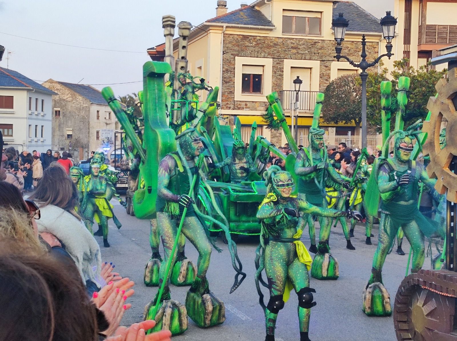 El descubrimiento de Gaitaxia en el desfile de Tapia de Casariego.