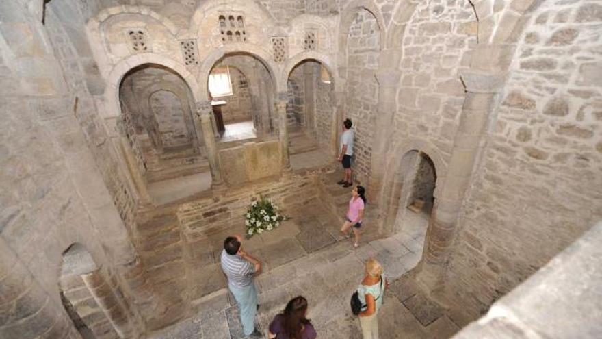 Visitantes contemplando el iconostasio de Santa Cristina de Lena.