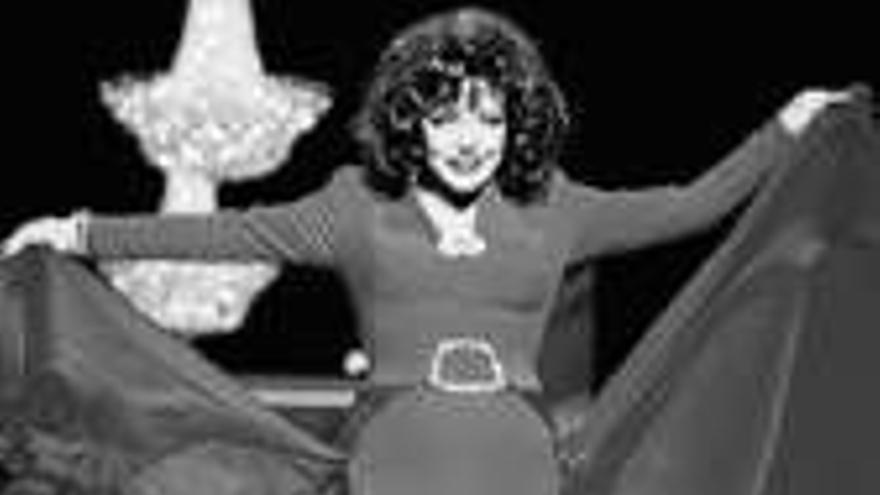 Joan Collins: LA ACTRIZ DESLUMBRA A LOS 76 AÑOS ENUN DESFILE BENEFICO
