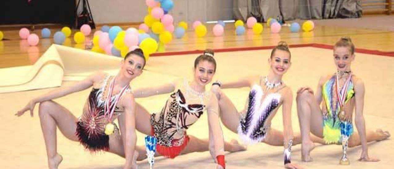 Gimnastas del Galaica con sus trofeos.