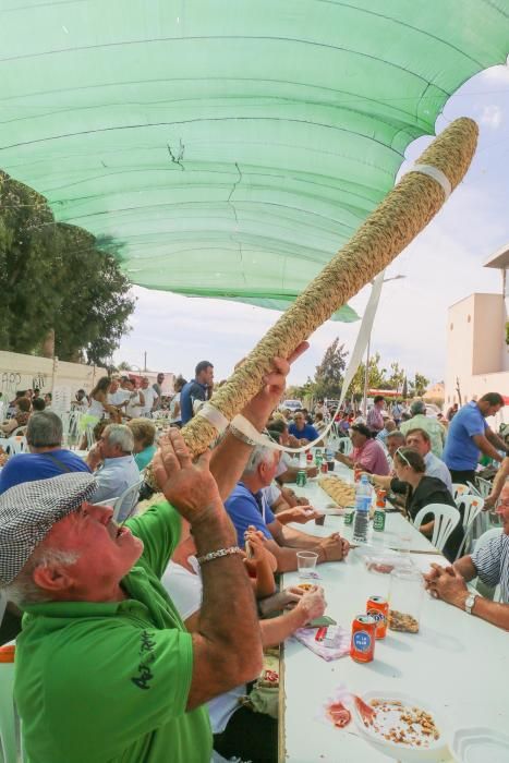 Los vecinos participan en el tercer concurso municipal de paellas