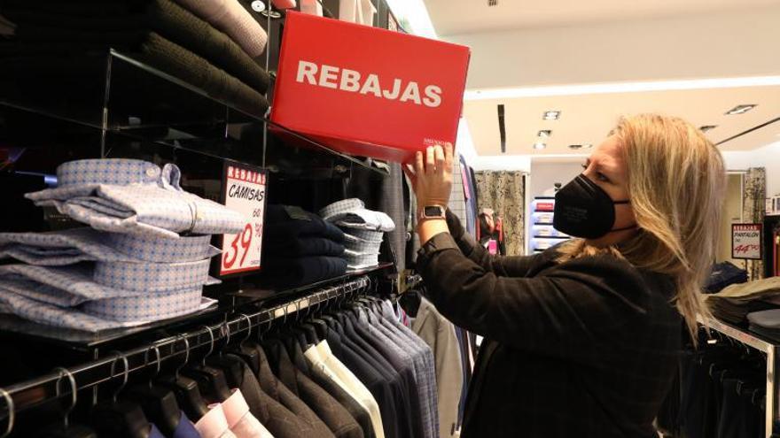 Carteles 8 A primera hora algunos comerciantes todavía marcaban los nuevos precios. | ANDREEA VORNICU