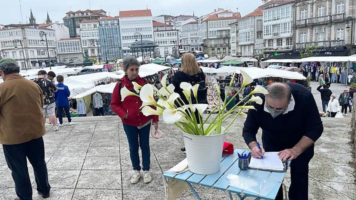 Mesa de recogida de firmas, ayer en la feria de Betanzos.   | // L.O.