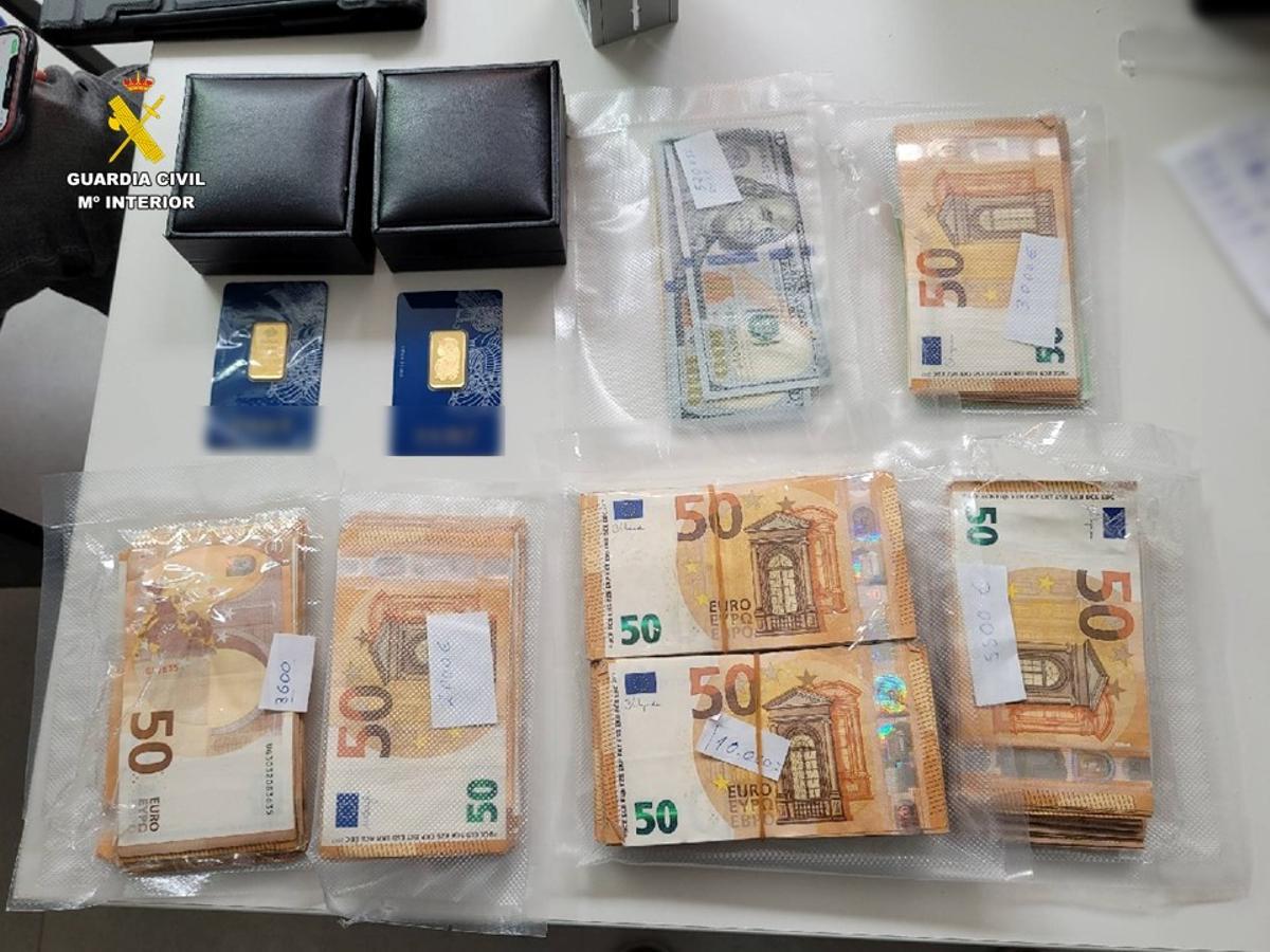 Dinero incautado por la Guardia Civil.