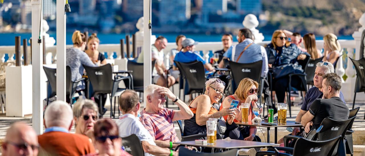 Turistas en la zona del Castillo de Benidorm