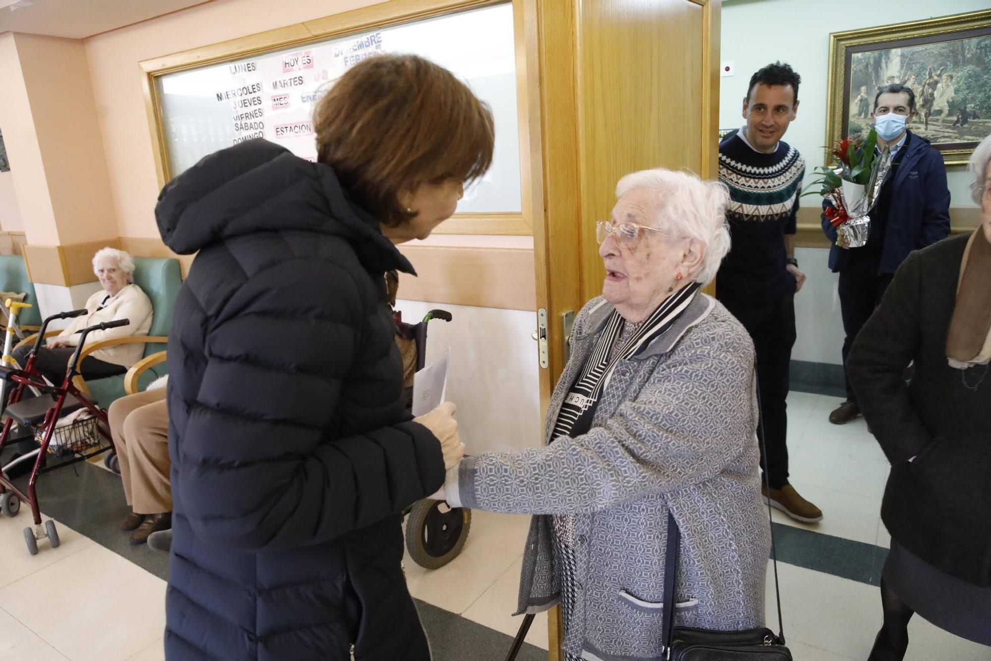 En imágenes: Visita de Carmen Moriyón a los centenarios gijoneses