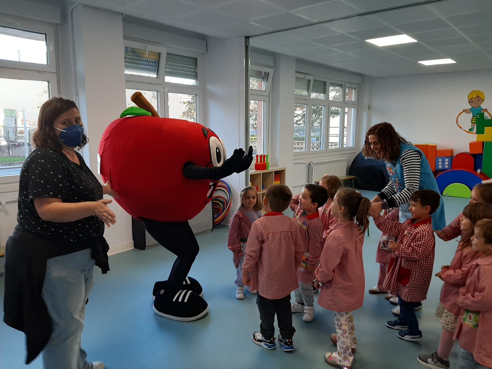 Los niños de Villaviciosa comen "Manzanina" para estar más sanos