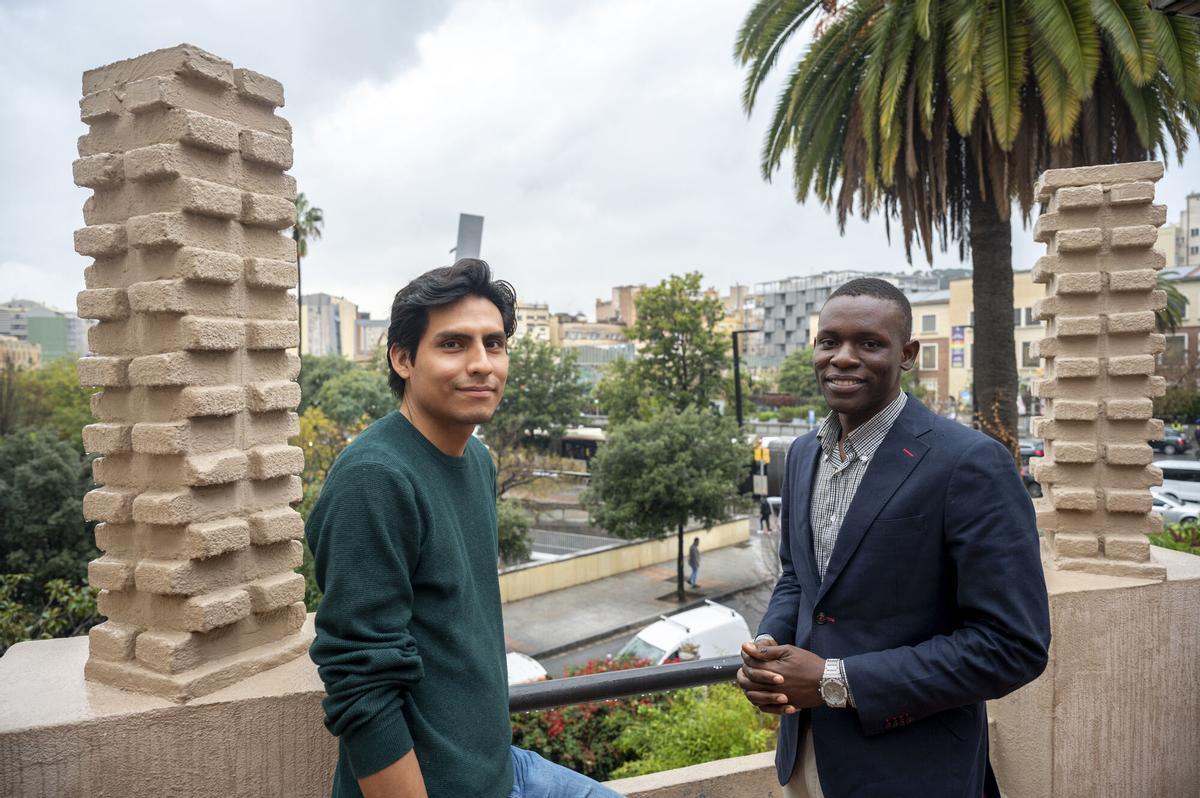 Barcelona. 16.12.2025. Sociedad David, dcha., conversa con John en el BACStation de BarcelonActua (son dos jóvenes inmigrantes que llegaron a Barcelona muy formados y que participan en el programa MigrantUP para homologar y continuar con sus estudios). Fotografía de Jordi Cotrina