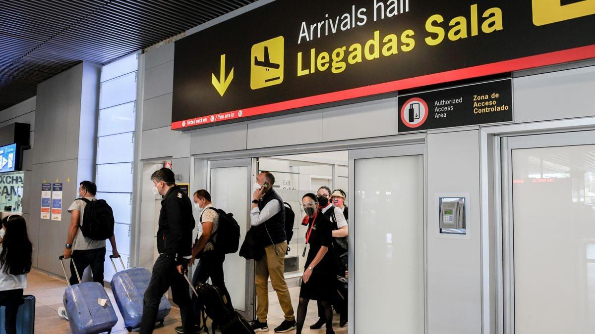 Varios pasajeros llegan a la terminal T1 del Aeropuerto Adolfo Suárez Madrid-Barajas.