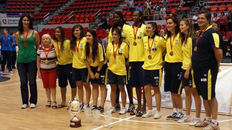 La imagen más reciente es el equipo infantil tras se primero en el Campeonato de España que se disputó en Lanzarote. | lp/dlp