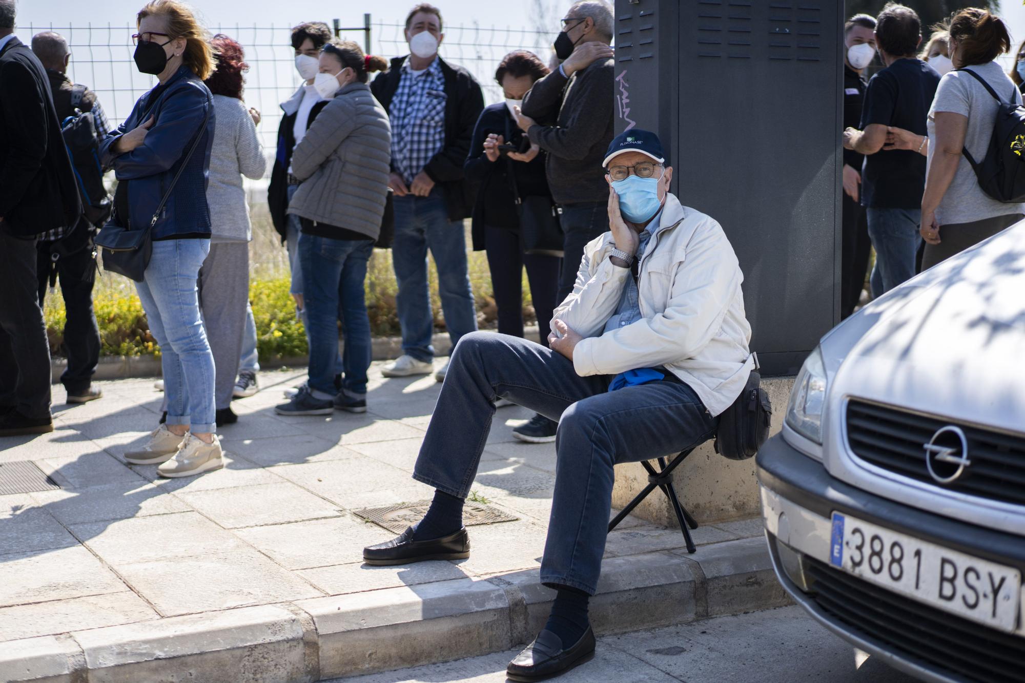 Largas colas al sol para vacunarse contra la COVID-19 en el hospital de campaña de La Fe