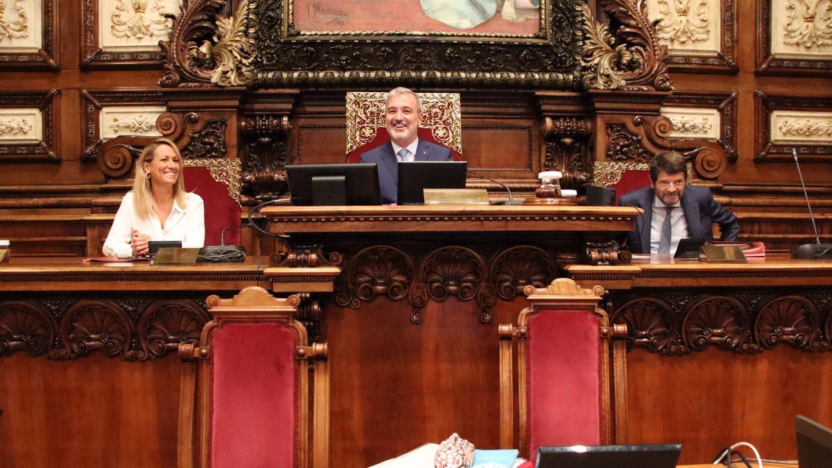 Gay, Collboni y Batlle durante el pleno de este viernes.