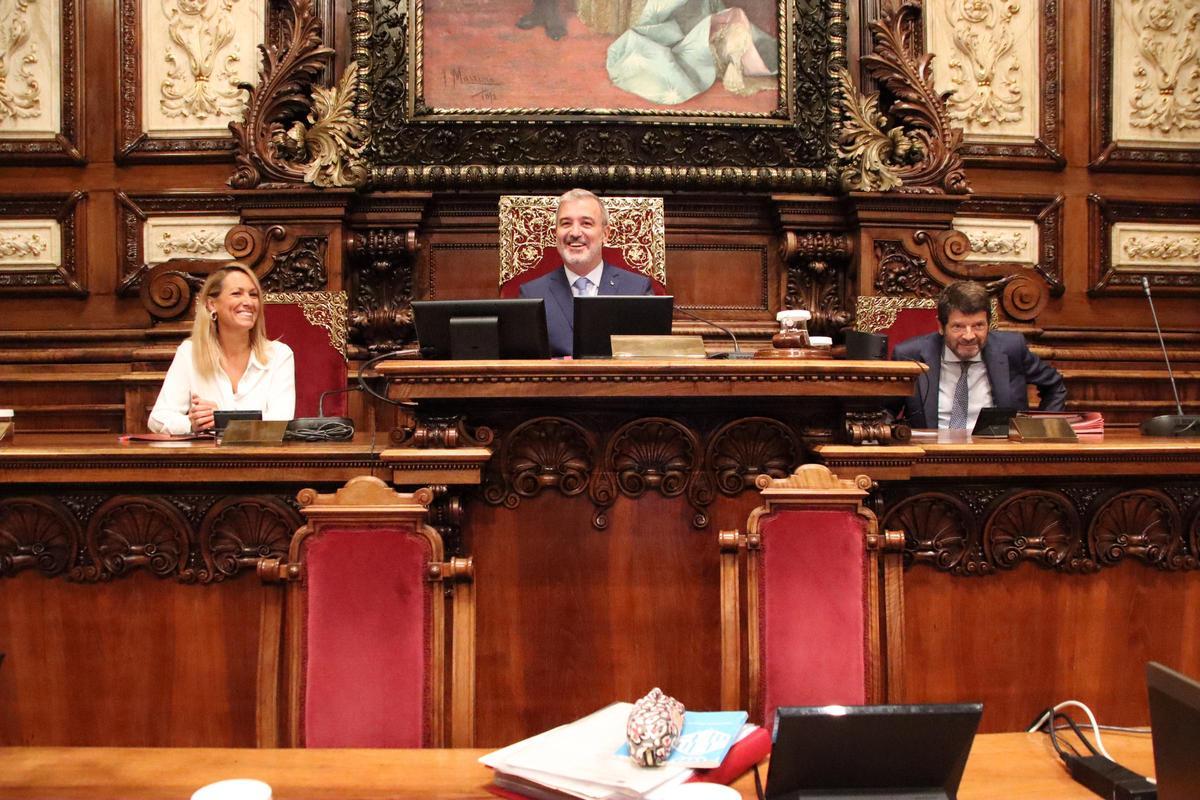 Gay, Collboni y Batlle durante el pleno de este viernes. Gay, Collboni y Batlle durante el pleno de este viernes.