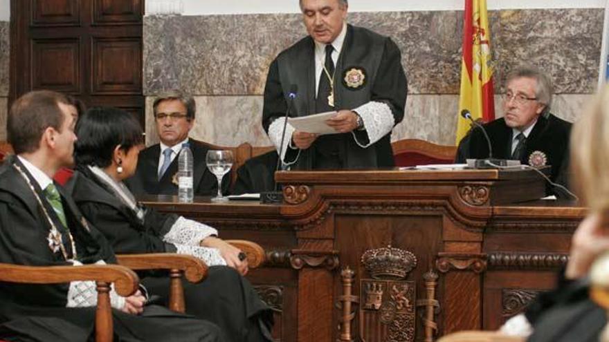 El fiscal superior, en pie, junto al presidente del TSXG en la apertura del año judicial 2011.  // Eduardo Vicente