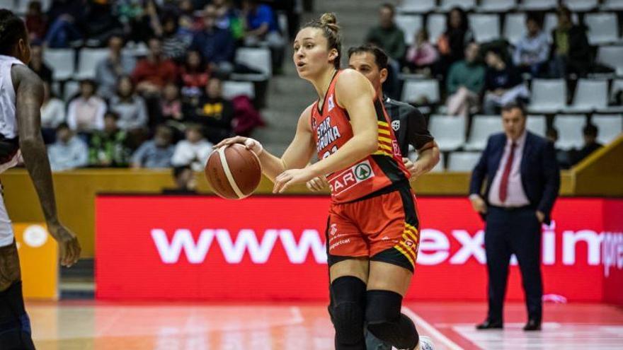 Marta Canella, amb la pilota a les mans, en una acció del partit.