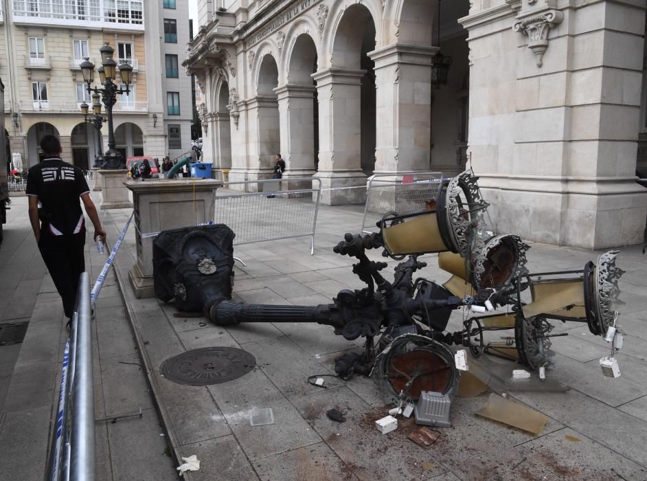 Un camión derriba una de las farolas de María Pita