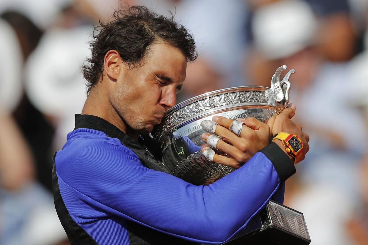 Rafa Nadal besa el trofeo de Roland Garros