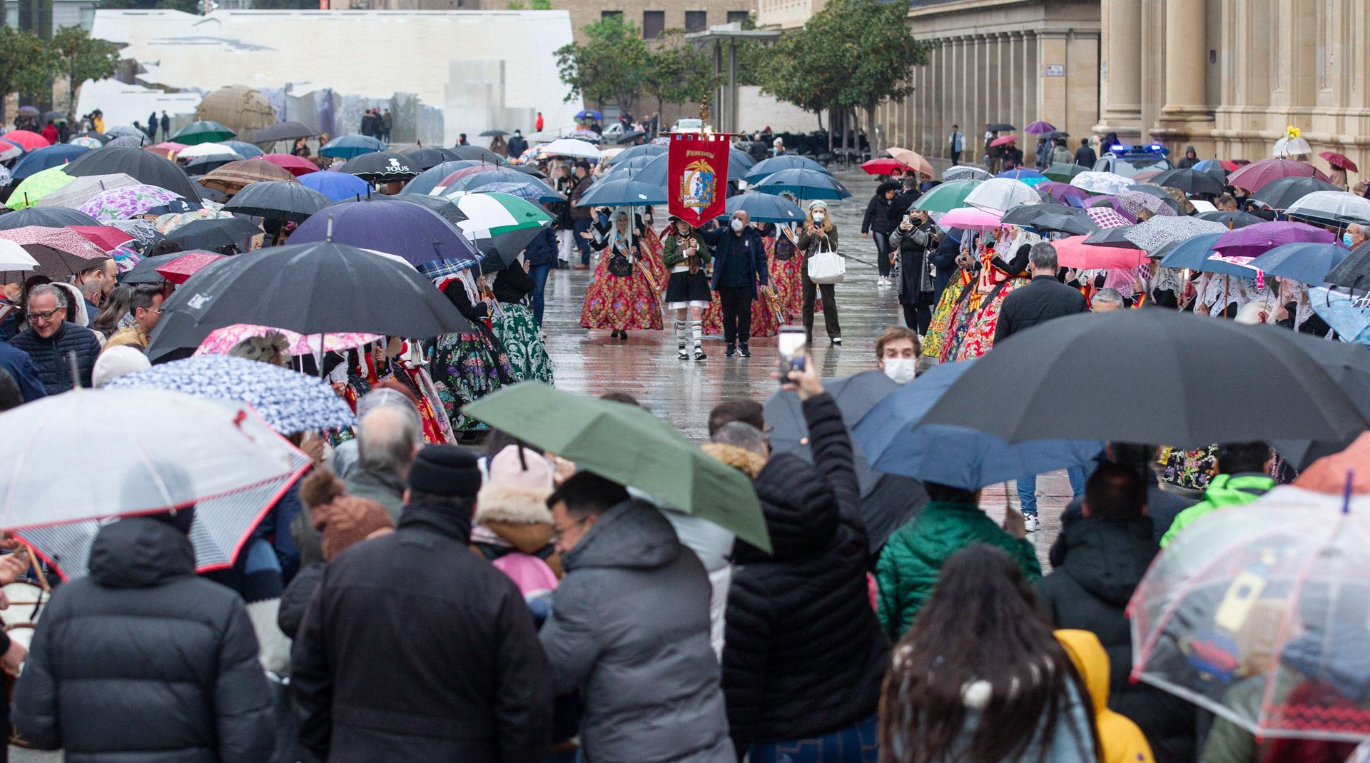 Las Hogueras se promocionan bajo la lluvia en Zaragoza