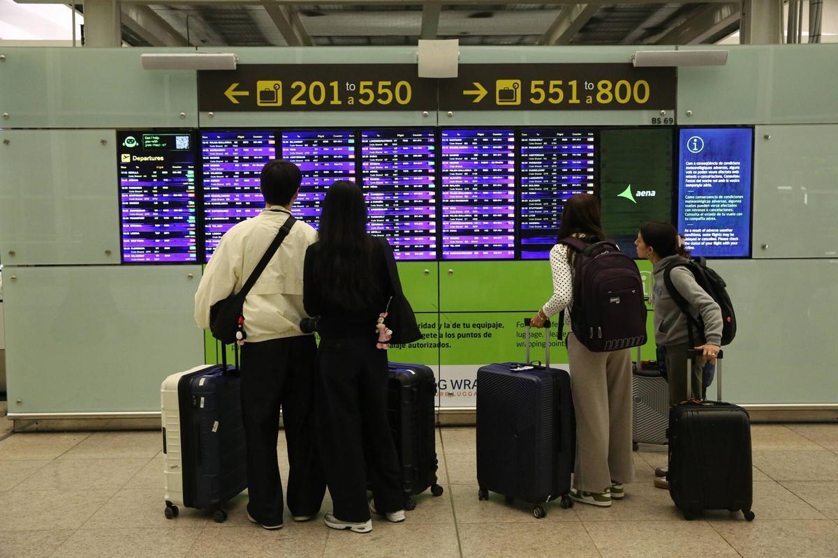 El temporal de fuertes lluvias en Barcelona y resto de Catalunya ha provocado al menos 47 cancelaciones y dos desvíos de vuelos, además de numerosos retrasos en el aeropuerto de Barcelona-El Prat