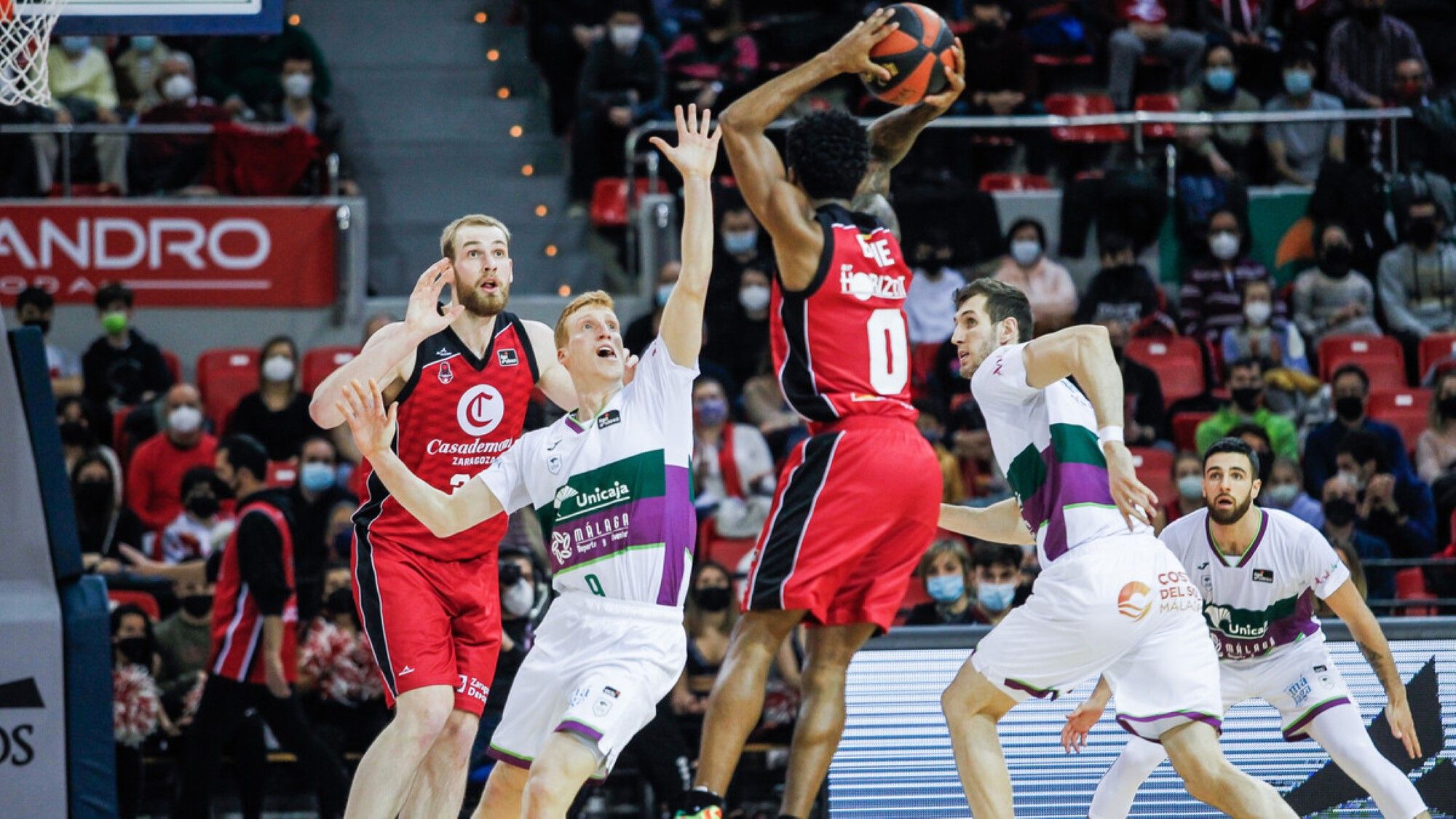 Severa derrota del Unicaja en la pista del Casademont Zaragoza