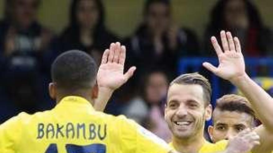 Bakambu recibe la felicitación de Soldado. levante de castellón